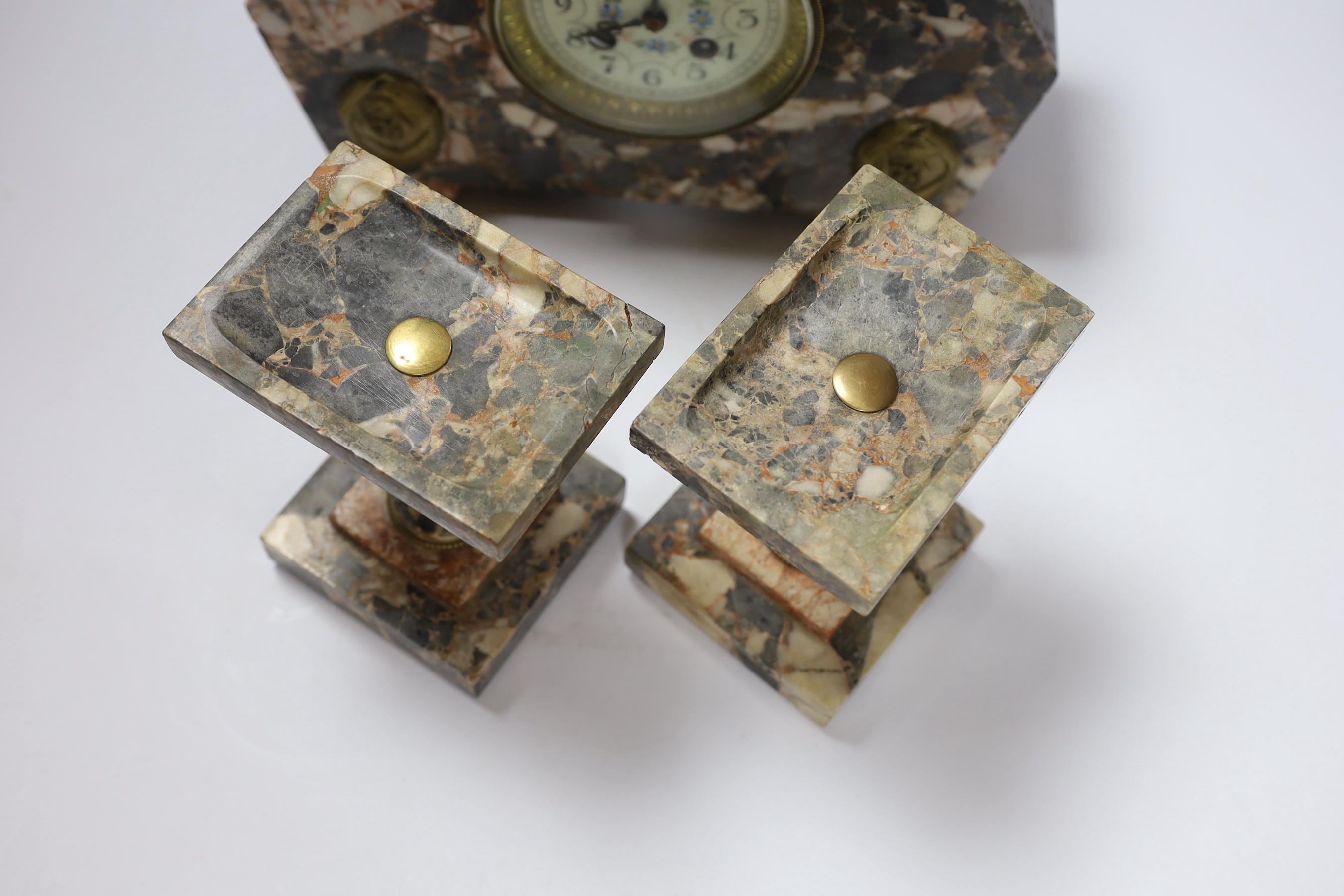 An early 20th century French marble clock garniture with key and pendulum, 25cm